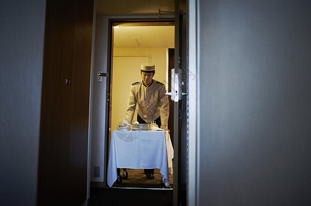 酒店客房服务人员送早餐进房间图片