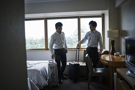 商务男子在酒店整理行李图片