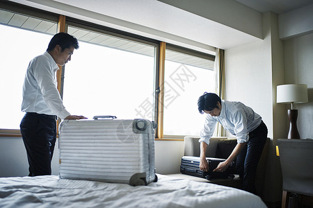 商务男子在酒店整理行李工作细节高清图片素材