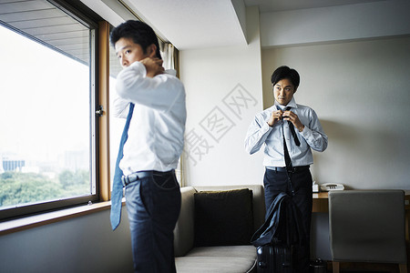 眺望窗外的商务男人日本人高清图片素材