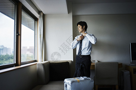 眺望窗外的出差商务男子日本人高清图片素材