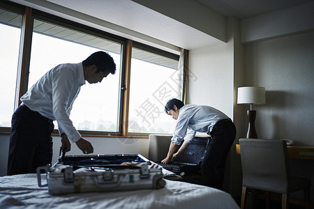 酒店房间准备离开的两个商人宾馆高清图片素材