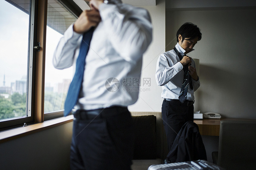 整理领带的商务男士图片
