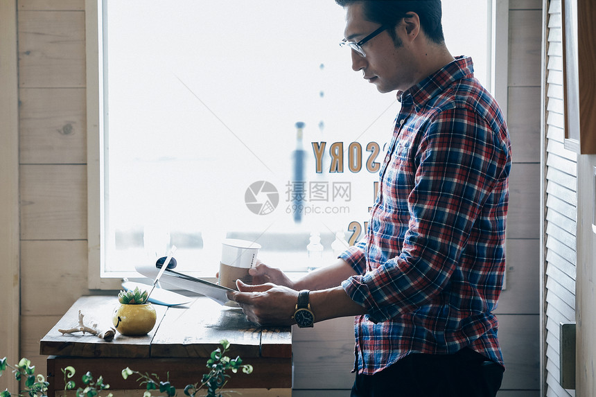 轮廓人类男白领独立理发师图片