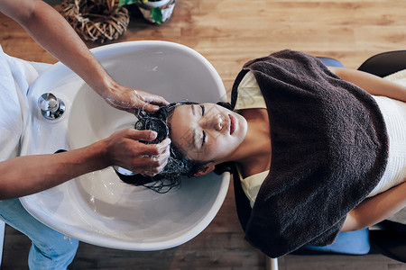 女人在理发店洗发做造型图片