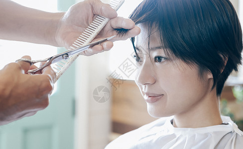 女人在理发店理发图片