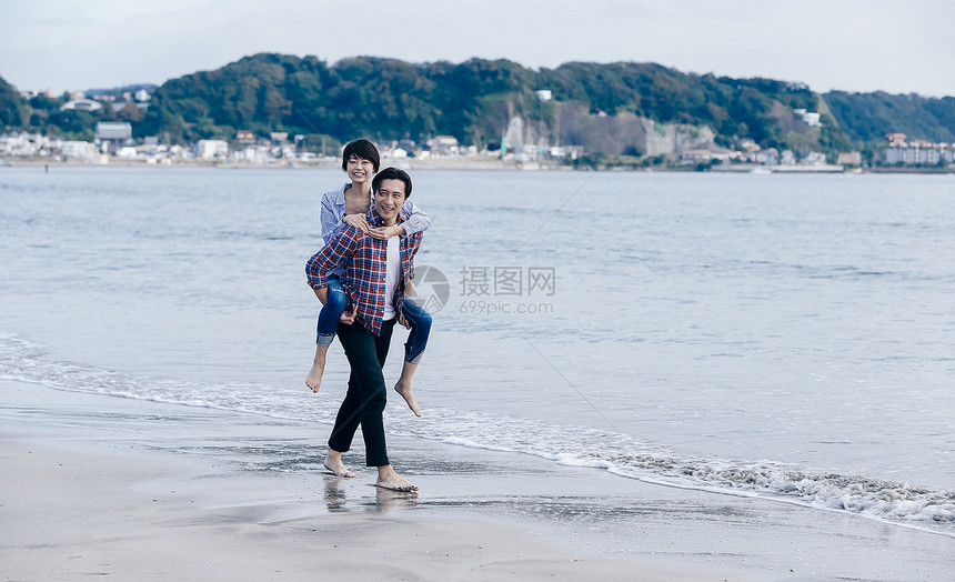 海滩边的情侣散步图片