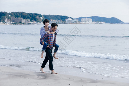 幸福亲密海滩边的情侣图片