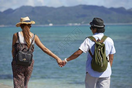牵手散步的海边情侣图片