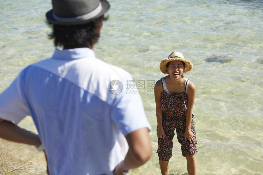  一对夫妻在海边图片