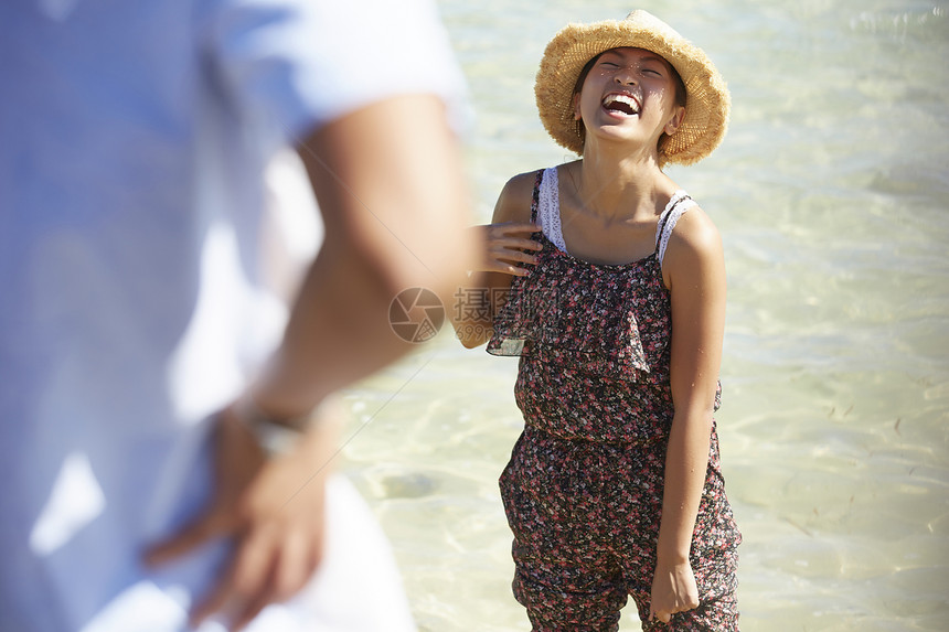  海边开心大笑的女性图片