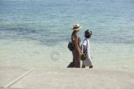  海边牵手的情侣图片