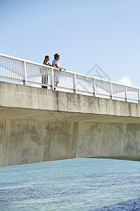 桥上的一对情侣高清图片