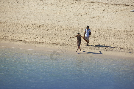 古宇利男朋友开心的陪女友去沙滩上背景