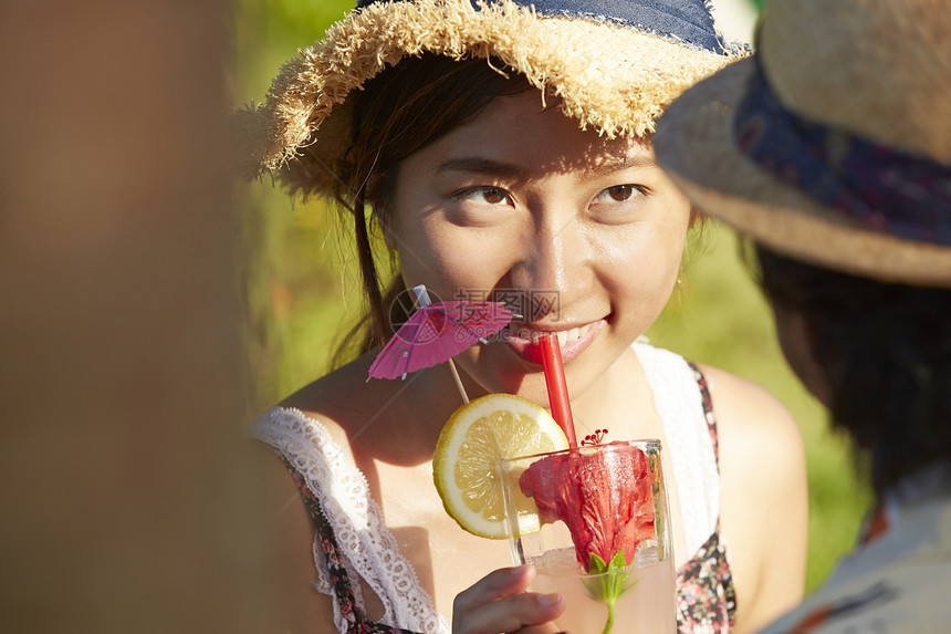 喝鸡尾酒的女性图片