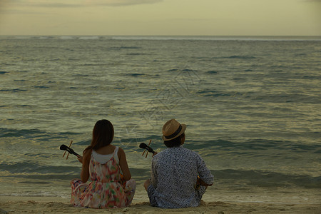 夫妻海边看风景图片