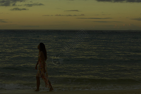  傍晚海边的女性图片