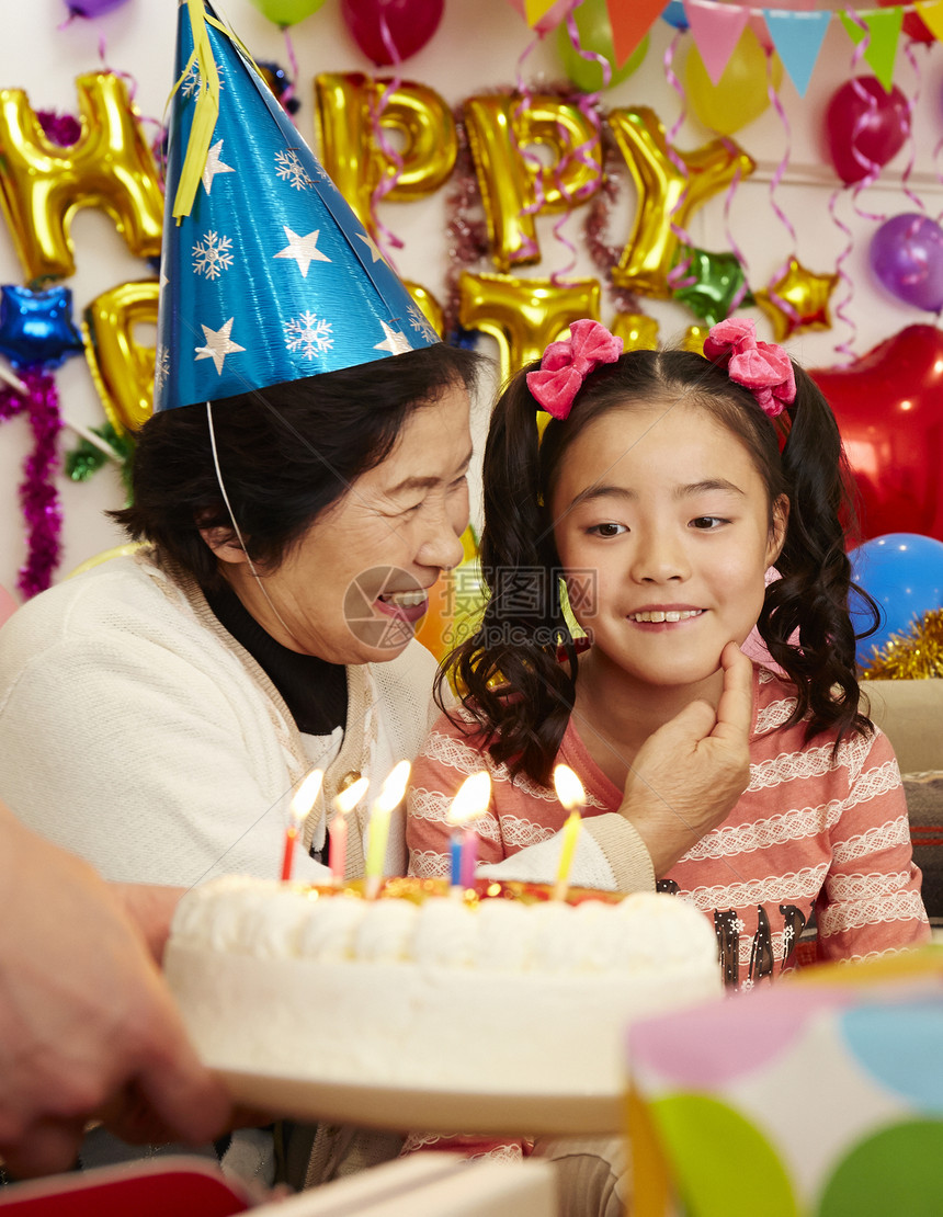 家人为女孩举办生日聚会图片