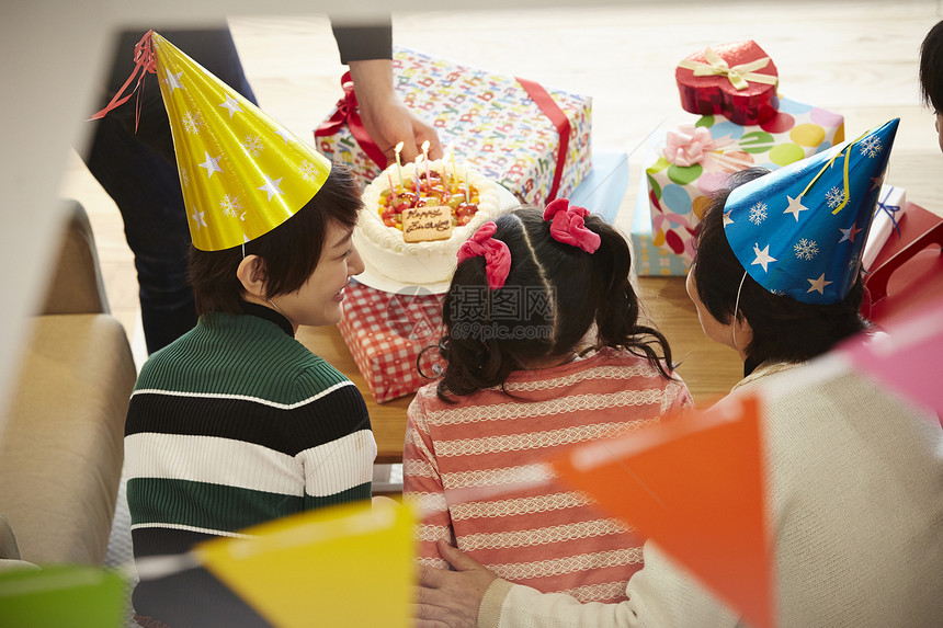 家人为女孩举办生日聚会图片