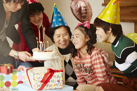 家人为女孩举办家庭生日宴背景图片