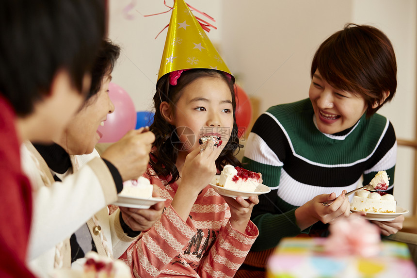 家人为女孩庆祝生日图片