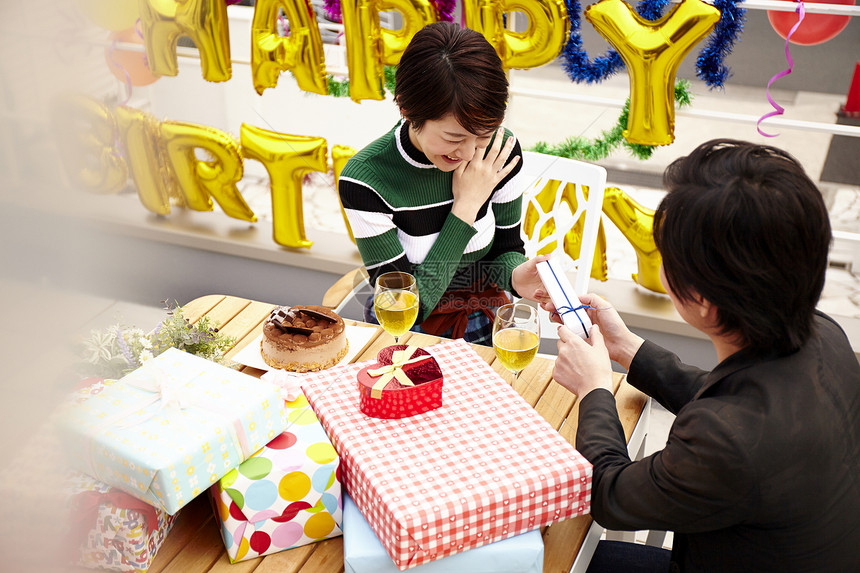 年轻夫妻庆祝生日图片