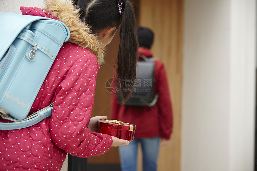 小学生背着书包背影图片