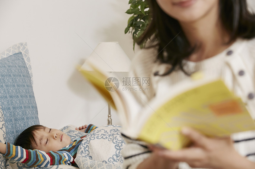 妈妈给孩子读睡前故事图片