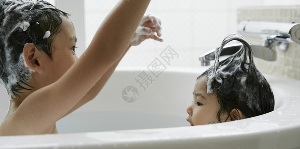 洗髮精两个小朋友在浴缸里洗澡背景