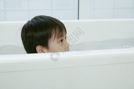 小男孩在浴缸里洗澡图片