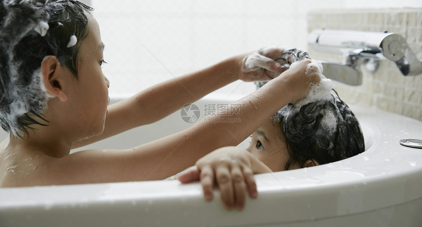 哥哥帮妹妹洗澡图片
