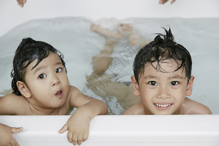 幼儿入园两个小朋友在浴缸里洗澡背景