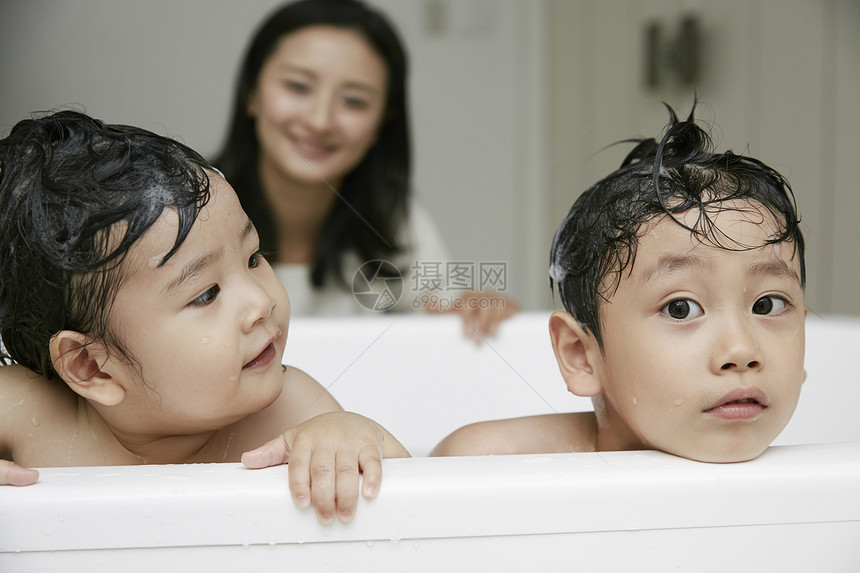 妈妈帮两个小朋友洗澡图片