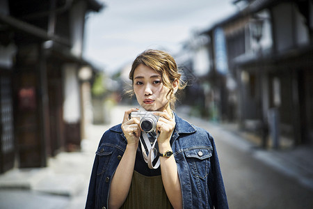 手拿相机的旅游女孩图片