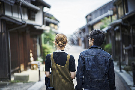 走在旅游景点路上的夫妇的背影图片