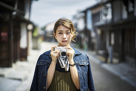 手拿相机的旅游女孩图片