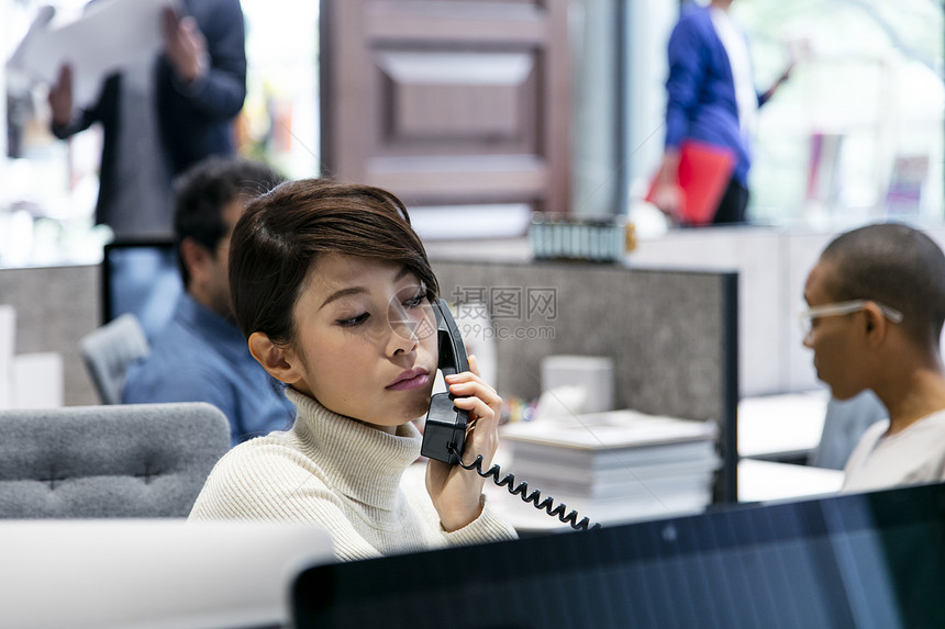 正在打电话的商务女性图片
