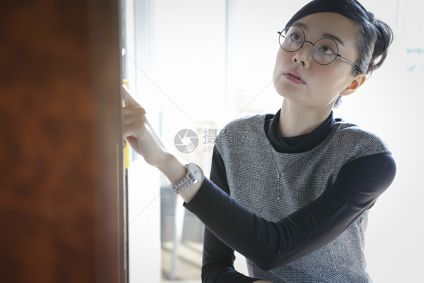  查找资料的女性图片