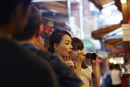 在日本夜市旅游的女性图片