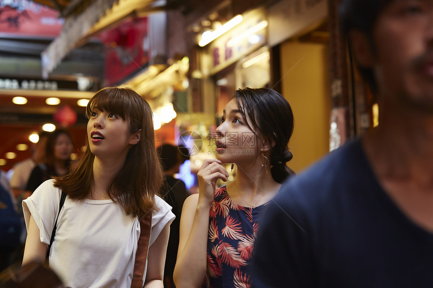 在夜市游玩的女性图片