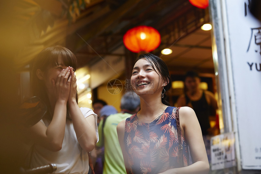 在日本夜市旅游的女性图片