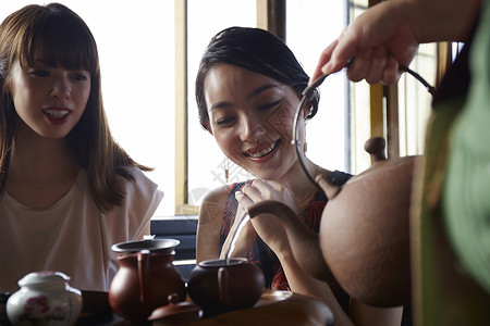 体验茶文化的女性图片