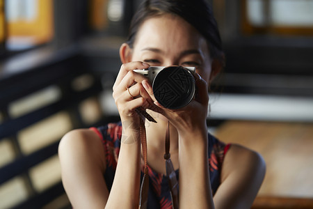 国外相机素材女游客拿着相机拍照背景