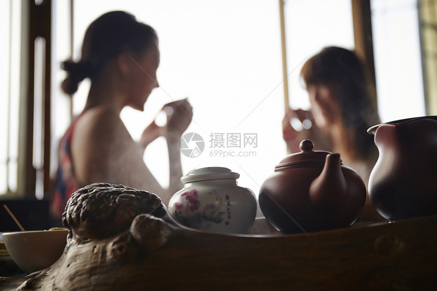 两个女游客在品茶图片