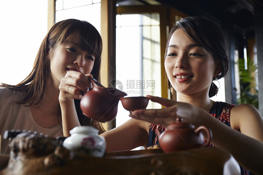 女人在茶馆里品茶图片