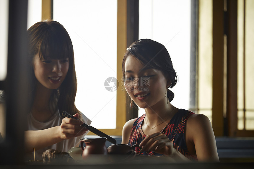 女人在茶馆里品茶图片