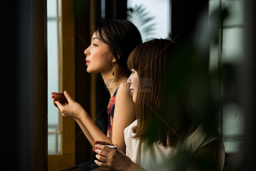 女人在茶馆窗台边喝茶图片