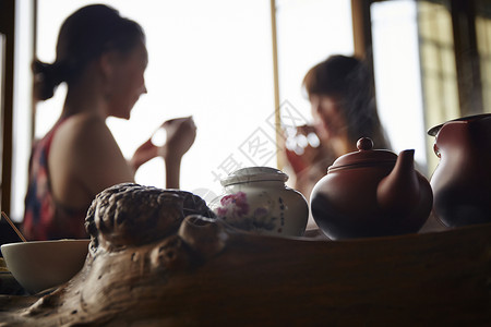 女人在茶馆里喝茶图片