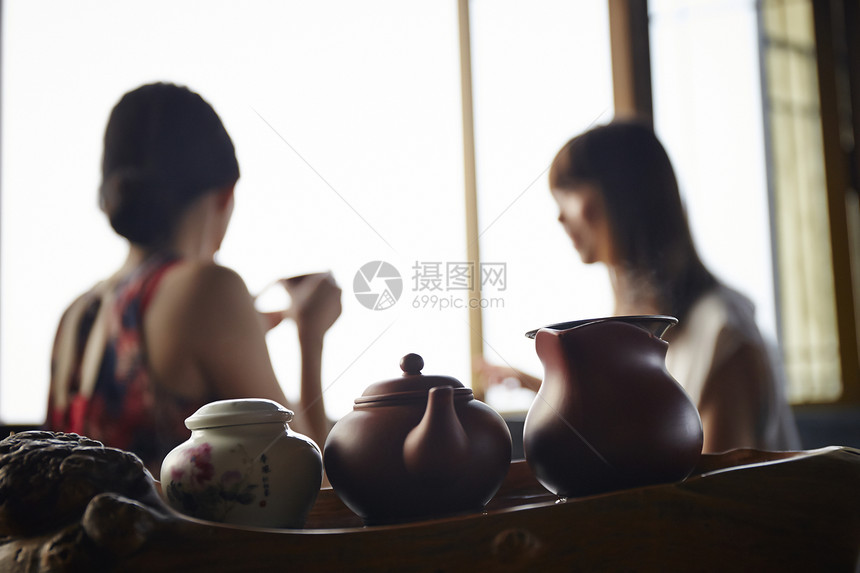 女人在茶馆里喝茶图片