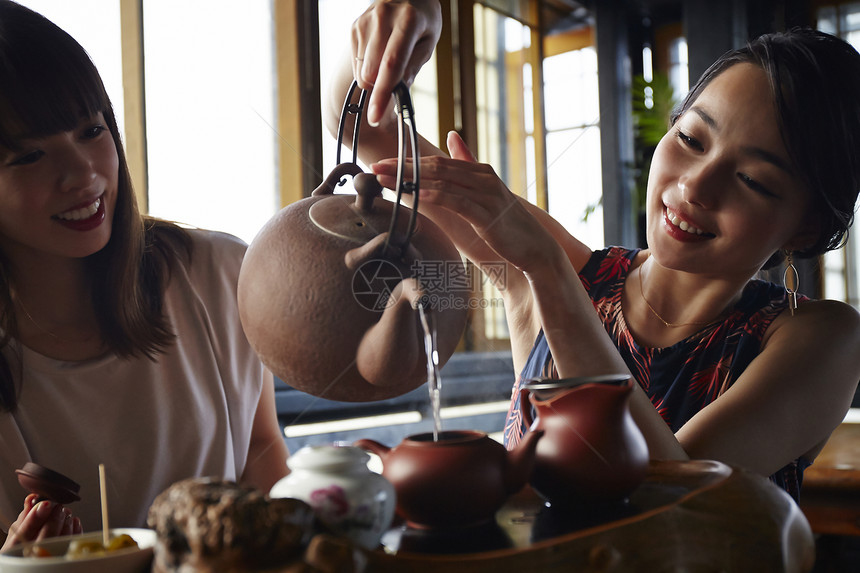 女人在茶馆里泡茶图片